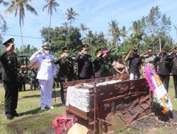 Diabu Secara Militer, Danrem 163/WSA Pimpin Upacara Penghormatan Terakhir Alm. Kolonel Kadek Subawa