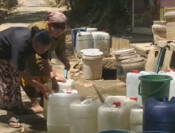 Warga Desa di Pasuruan Antre Air Bersih hingga 4 Hari Akibat Kekeringan