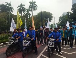Protes BBM Naik, Massa BEM SI Geruduk Patung Kuda Sambil Dorong Motor