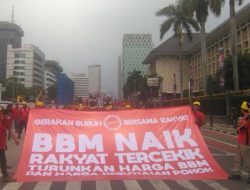 Massa Buruh Long March ke Patung Kuda Serukan Penurunan Harga BBM Siang Ini