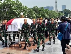 Jenazah Prof Azyumardi Azra Dimakamkan dengan Prosesi Militer di TMP Kalibata