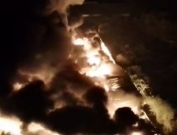 Dipicu Sambaran Petir, Gudang Pabrik Plastik di Tangerang Terbakar Hebat