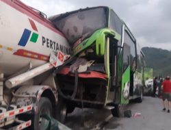 Bus PO Restu Melaju Cepat Tak Terkendali Sebabkan Kecelakaan Beruntun di Tol Mapan