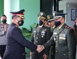 Kapolres Gresik Bawa Surprise Kue dan Tumpeng ke Kodim 0817/Gresik Peringati HUT TNI Ke- 77