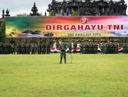Pimpin Upacara HUT TNI ke 77, Pangdam IX/Udayana Serahkan 10 Rehab RTLH