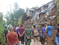 Wujud Empati, Dandim Dampingi Bupati Klungkung Serahkan Bantuan Kepada Warga Terdampak Bencana