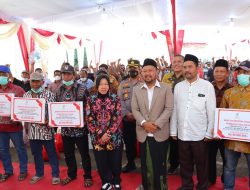 Mensos Risma Salurkan Bantuan ke Nelayan Gresik