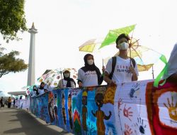 Komunitas Save The Children Bentangkan Spanduk untuk Peserta KTT G20 di Monas