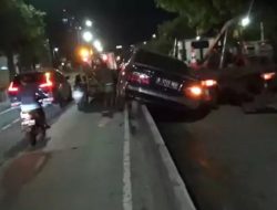 Diduga Mabuk, Sedan Mewah Tabrak Separator Busway di Grogol