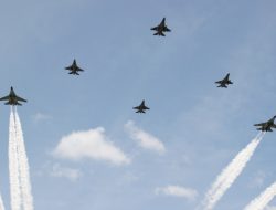 8 Jet Tempur ‘Flypast’ di Atas Istana Merdeka dalam Rangka HUT ke-77 TNI