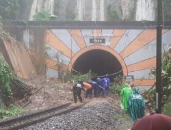 Perjalanan 2 Kereta Api di Malang Terhambat Akibat Jalur Tertutup Tanah Longsor