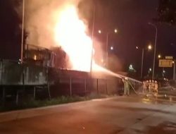 Truk Tangki Pengangkut Pertalite Terbakar di Jakarta Barat