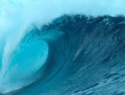 Waspada Gelombang Tinggi Hingga 4 Meter di Selat Bali