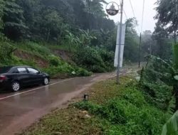 Hujan Deras, Sejumlah Titik Akses Jalan Wisata Anyer Longsor