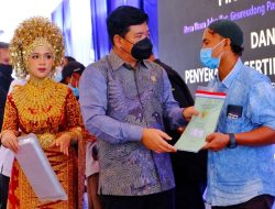 Menteri ATR/BPN RI Serahkan 1.000 Sertifikat Plasma di Aceh Utara