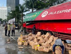 Truk Bermuatan Minyak Goreng Tumpah di Tangerang