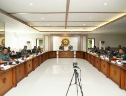 Measuring the Implementation of Bureaucratic Reform, the PMPRB Review Activity Team at Headquarters Present at Kodam IX/Udayana