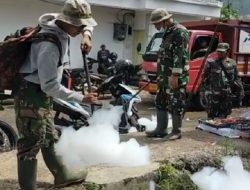 Diduga Limbah Industri, Buih Putih Beraroma Busuk Penuhi Saluran Pembuangan Air Warga Padalarang
