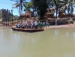 Lintasi Sungai Berarus Deras, Ratusan Pelajar di Lebak Naik Rakit ke Sekolah