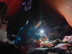 Tak Ada Aliran Listrik, Tenda Pengungsian di Cianjur Andalkan Petromak