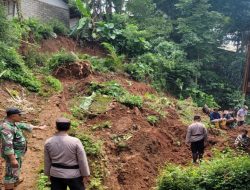Sulit Dilalui Alat Berat, TNI-Polri Bantu Warga Dusun Kaligintung Bersihkan Material Longsor Secara Manual