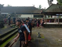 Gelorakan Cinta Kebersihan, Sertu Suartana Ajak Anak Sekolah Kerja Bhakti Bersihkan Pura