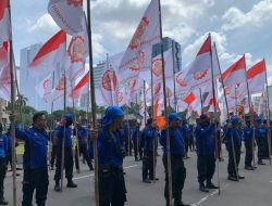 Massa Buruh Berunjuk Rasa di Kawasan Patung Kuda Tolak Omnibus Law dan KUHP