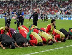 Para Pemain dan Ofisial Timnas Maroko Sujud Syukur Usai Libas Spanyol, Netizen: Bikin Merinding