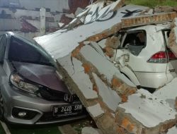 Tembok Pembatas Gedung Bank di Bintaro Ambruk Timpa Empat Mobil yang Parkir