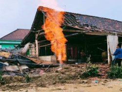Semburan Api Keluar dari Galian Sumur Air, Rumah Warga Terbakar dan 1 Orang Luka