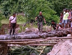 Jalan Putus Akibat Longsor, Babinsa Ajak Warga Bangun Jembatan Darurat Swadaya
