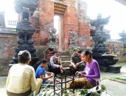 Bersinergi Guyub dan Rukun, Babinsa dan Bhabinkamtibmas Satra Sambangi Pura Dalem