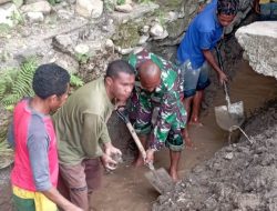 Wujud Kebersamaan dan Keakraban, Babinsa Mollo Utara Bantu Kerja Bakti Bangun Saluran Irigasi