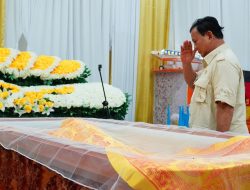 Aktivis Lieus Sungkharisma Wafat, Prabowo Melayat ke Rumah Duka