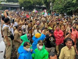 Gelar Unjuk Rasa di DPR, Massa Perangkat Desa Tuntut Jokowi Evaluasi Mendes PDTT