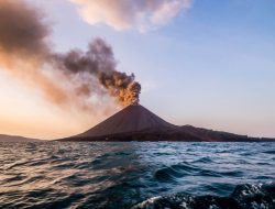 Muntahkan Kolom Abu 300 Meter, Gunung Anak Krakatau Erupsi 3 Kali pada Senin Pagi