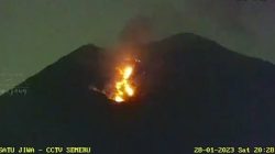 Gunung Semeru Muntahkan Lava Pijar hingga 10 Kali Capai Jarak 1.000 Meter