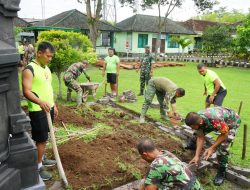 Percantik Halaman Makodim, Anggota Kodim 1617/Jembrana Bangun Panggung Permanen
