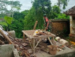 Tembok Pura Paibon Aryadauh Roboh, Babinsa Pasekbali Terjun Langsung ke Lokasi