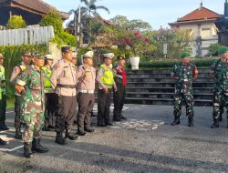 Gaktib di Hari Valentine, Pengendara Tertib Aturan Diberikan Bunga dan Coklat oleh TNI-Polri di Klungkung