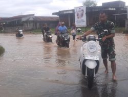 Ribuan Rumah Terendam Banjir, Dandim Sumbawa Barat Perintahkan Anggota Bantu Evakuasi Korban