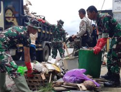Bersihkan Material Sisa Banjir di KSB, Kodim Sumbawa Barat Kerahkan Seluruh Personel