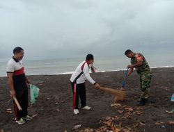Tuntaskan Sampah di Watu Klotok, Babinsa Tojan Gelar Aksi Bersih Sampah