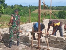 Semangat Anggota Kodim 1629/SBD dan Warga Kerjakan RTLH Praja Raksa Peduli Rakyat