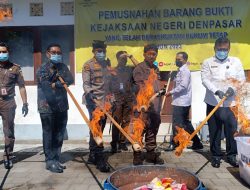 Kejari Denpasar Musnahkan Belasan Barang Bukti  dari 219 Kasus Pidana