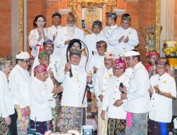 Panglima TNI Dianugerahi Gelar Ksatria Padma Dharma Utama di Puri Ageng Blahbatuh