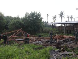 Cepat Tanggap, Dandim 1610/Klungkung Terjunkan Personelnya Karya Bakti Pasca Puting Beliung