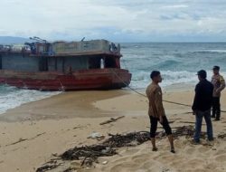 Ngeri, Kapal Tanpa Awak Terdampar di Banyuwangi, Lambung Kapal Dipenuhi Air