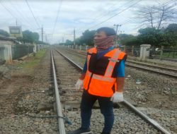 Seorang Pria di Depok Nekat Tiduran di Rel Saat Kereta Melintas, Leher dan Kaki Terputus dari Badan