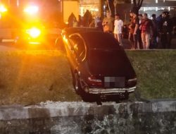 Dikemudikan Remaja, Sedan BMW Malah Nyemplung ke Kali Bintaro
